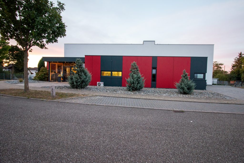 HOHNER Akkordeon-Service-Center in Pforzheim – Firmengebäude mit roter Fassade