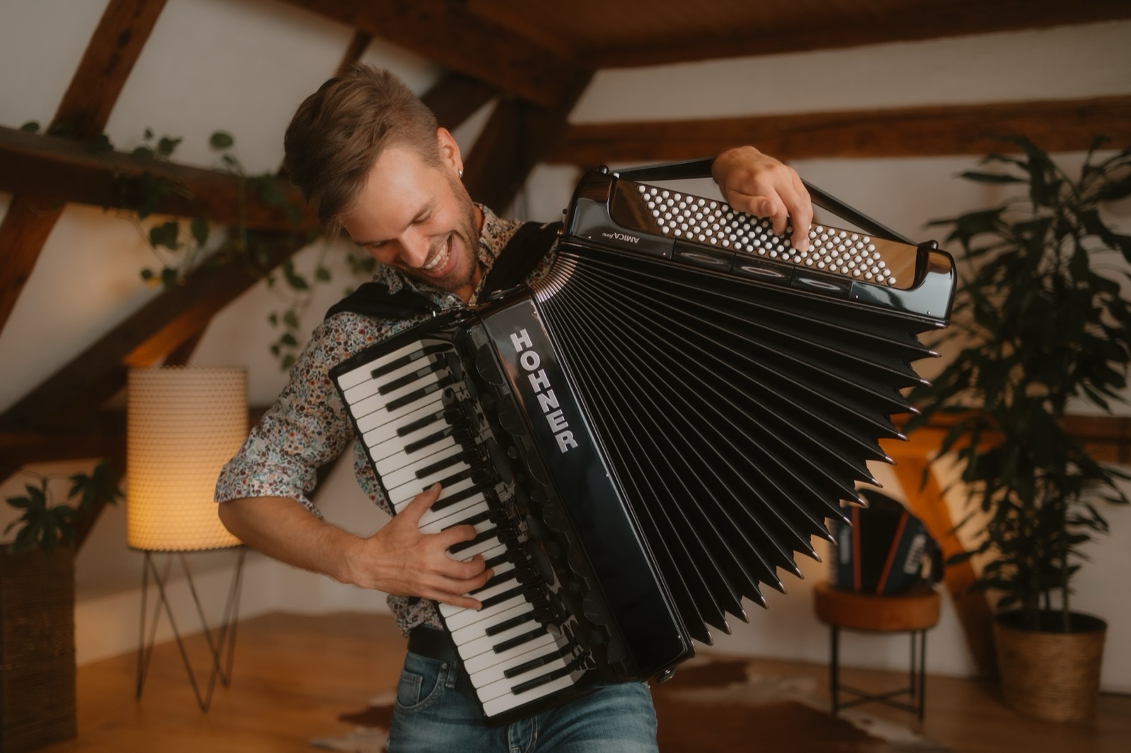 Matthias Matzke spielt Akkordeon – Akkordeon lernen online mit Accordio