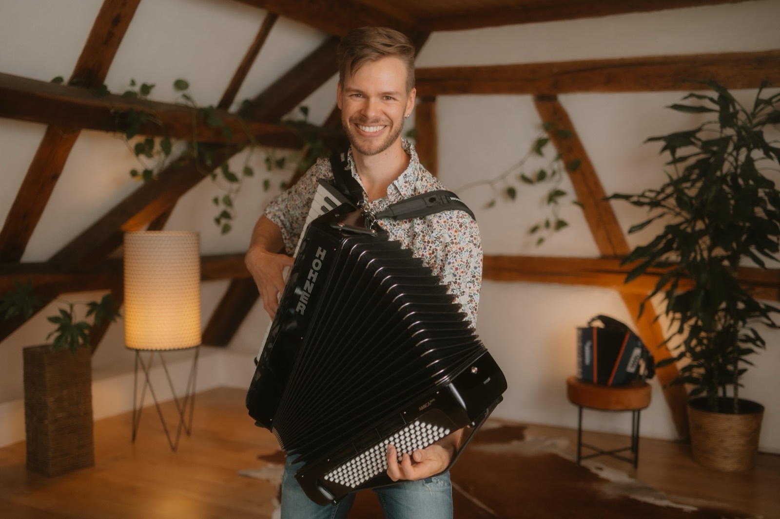 Matthias Matzke mit einem Akkordeon