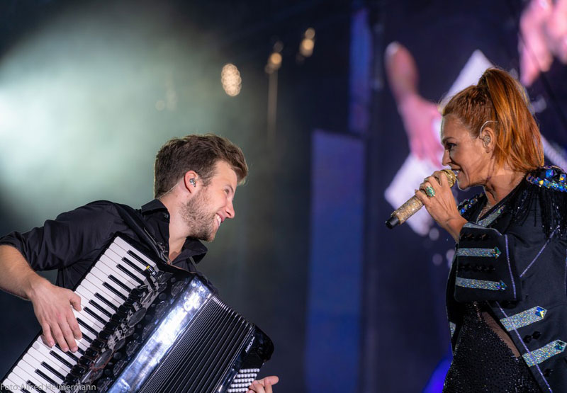 Florian Lipphardt mit HOHNER Amica IV 120 und Andrea Berg auf der Bühne