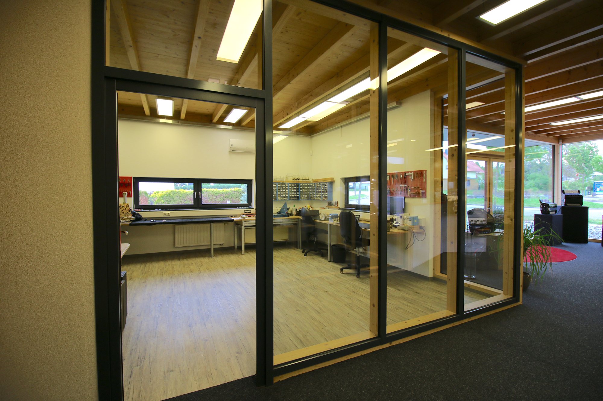 Blick aus dem Laden durch die Glaswand in unsere Akkordeonwerkstatt in Pforzheim