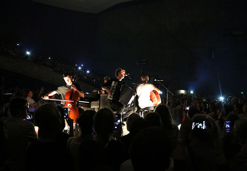 Max Giesinger Band unplugged – Cello, Klavier, Gitarre und Akkordeon