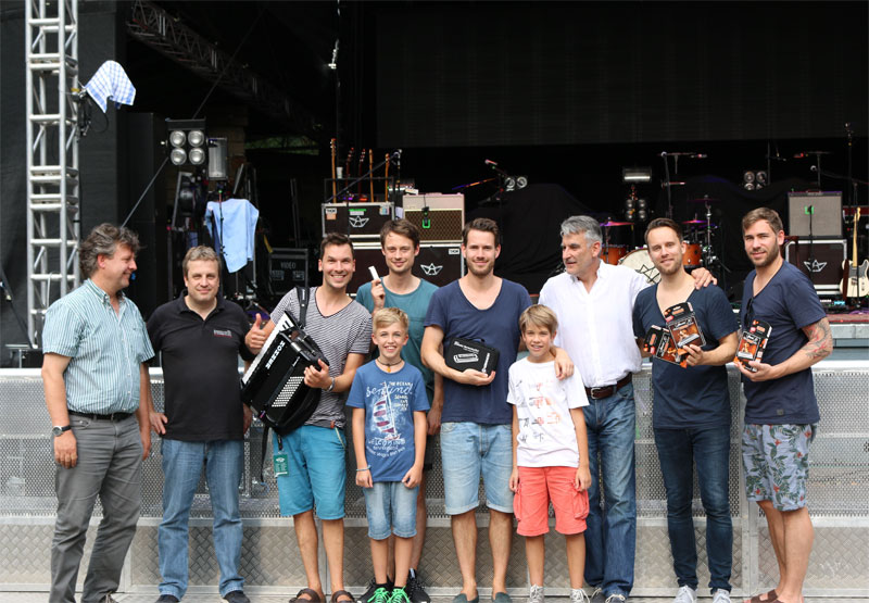 Revolverheld mit Arne Straube, Bernhard Zimmermann und Söhnen – Gruppenbild vor dem Konzert